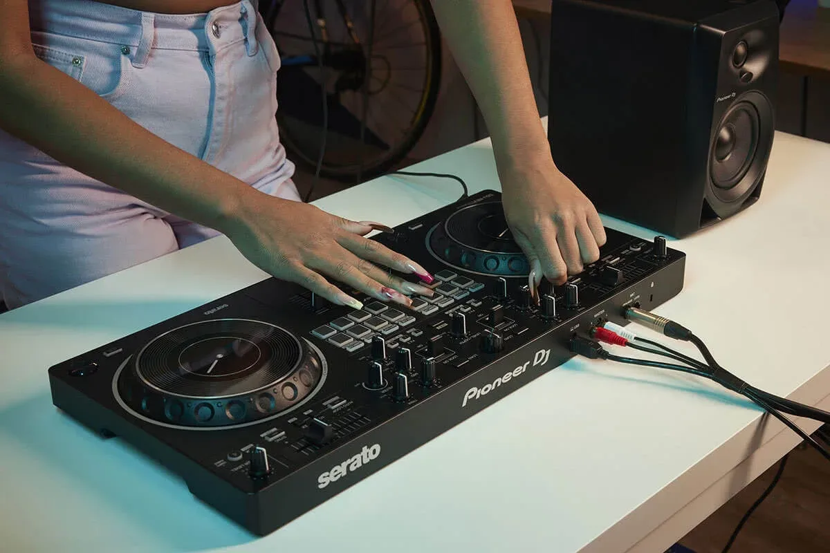 Pioneer-DJ-DDJ-REV1-Controller-1.jpg
